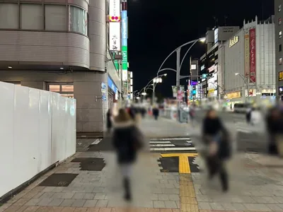 グレアへの道順 3／8：左手の二つ目の路地を越えて直進を続けます。