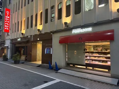 胡蝶 （コチョウ）への道順 11／11：十字路を超えてすぐ右手に銀座胡蝶の入る「ニューコンパルビル」があります。