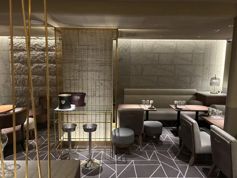 七凪 （ナギ）の店内