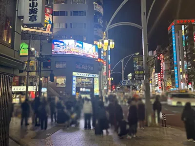 六乃華　（ロクノハナ）への道順 3／6：「上野広小路」の交差点に出たら左折します。