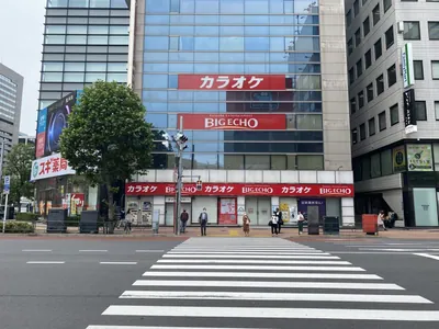 ブレイブへの道順 3／10：横断歩道を渡ると左手にビッグエコーがあるので、ビッグエコー側へ渡ります。
