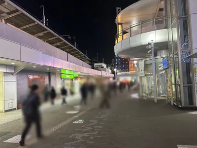 ベラージオへの道順 2／6：駅を背にして、左に進みます。