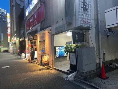 雅 （ミヤビ）への道順 8／8：少し歩くと右手に津田沼雅の入る「津田沼ニイクラビル」があります。