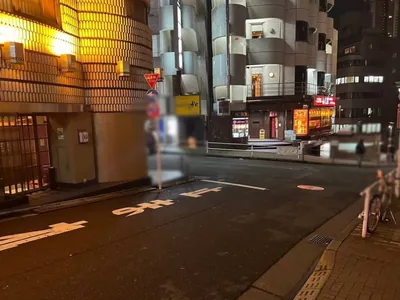 ゼットラウンジへの道順 6／7：直進をするとT字路に出るので左折します。