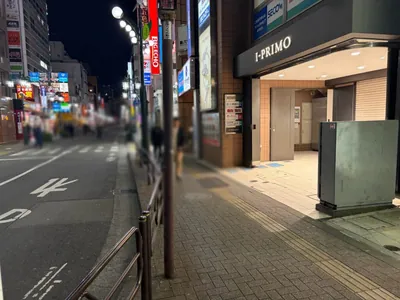 ヴィブロスへの道順 4／11：エスカレーターを下ったら道路を左手に直進します。