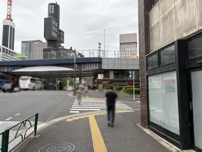 BF （ビーエフ）への道順 3／11：一つ目の横断歩道を渡って直進を続けます。