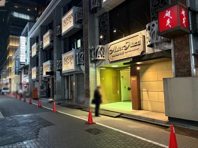 心湖 （ココ）への道順 11／11：少し進むと右手に銀座心湖が入る「アスタープラザビル」があります。