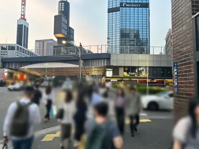 アイへの道順 3／9：一つ目の横断歩道を渡って直進します。