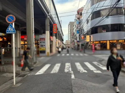 アクアスターレーベルへの道順 4／6：一つ目の十字路を左折します。