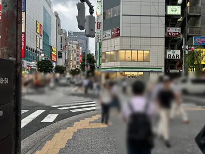ディザイアへの道順 4／8：一つ目の十字路を渡り更に直進します。