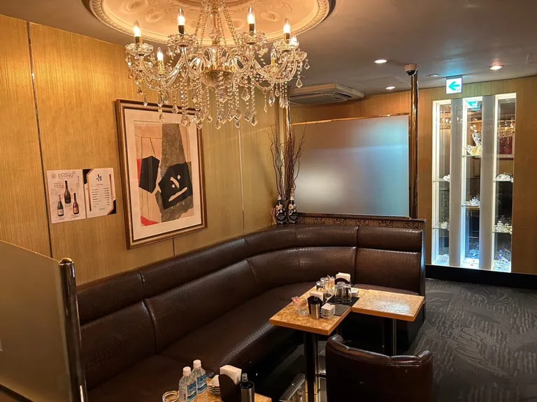 JJ （ジェイジェイ）の店内