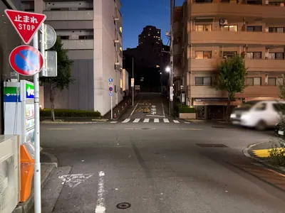 アドアへの道順 12／13：十字路に出たら左折します。