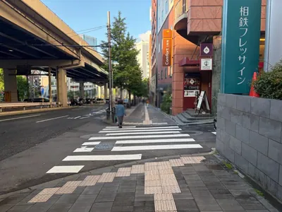 ビゼへの道順 4／7：二つ目の右手路地を右折します。