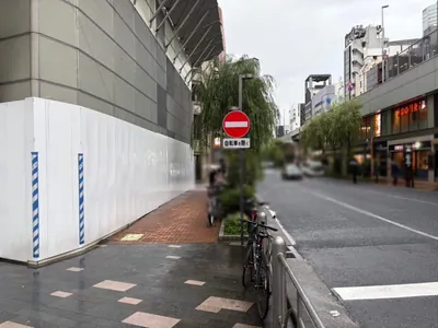 ロイヤルガーデンへの道順 5／10：横断歩道を渡ったら右折します。