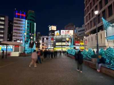 ヴィーナスへの道順 2／9：駅を背にして右手へ進みます。
