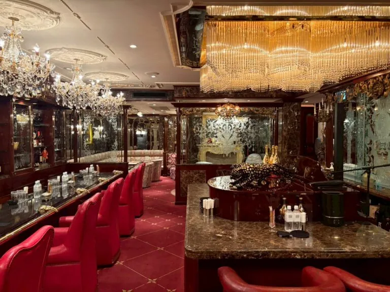 利恵（リエ）の店内