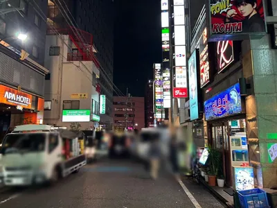 るーじゅ （ルージュ）への道順 17／17：少し進むと右手に歌舞伎町るーじゅの入る「第7本間ビル」があります。