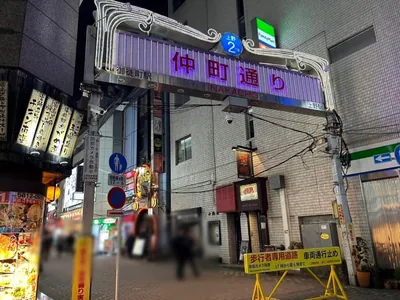 ファインへの道順 4／7：二つ目の路地を左折して、仲町通りに入ります。