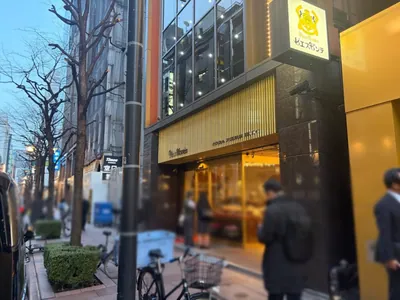 七凪 （ナギ）への道順 10／10：直進すると右手に銀座七凪ナギの入る「銀座ピアースビル」があります。