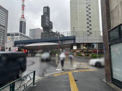 ファントムへの道順 3／10：右手の一つ目の路地を越えて直進を続けます。