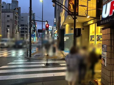 フュージョンラウンジへの道順 4／5：右手の路地を右折します。