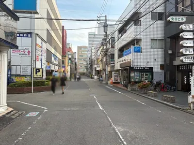 カーサへの道順 9／10：左手の一つ目の路地を越えます。