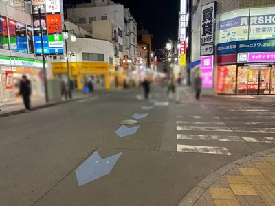 ヴィブロスへの道順 5／11：右手一つ目の路地を越えて直進を続けます。
