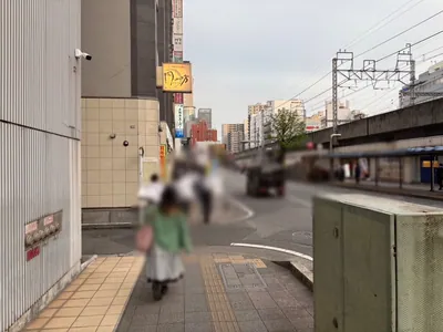 シャンクスへの道順 9／16：左手一つ目の路地を越えて直進をします。