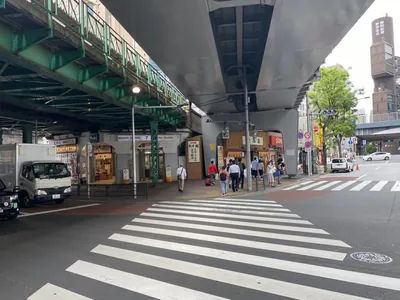ラヴィエへの道順 2／5：駅を背中にして左手の横断歩道を渡ります。