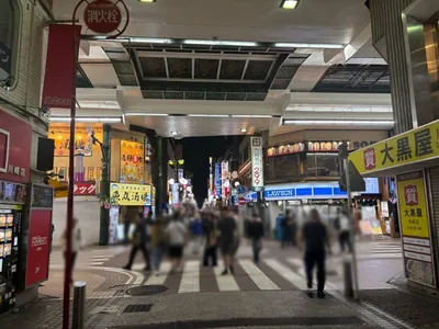 ミラーコールへの道順 5／8：一つ目の十字路を越えて直進します。