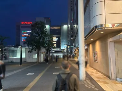 B4 （ビーフォー）への道順 2／10：駅を背にして右手に進みます。