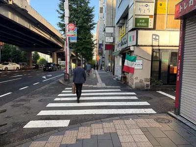 ビゼへの道順 3／7：一つ目の右手路地を越えて直進をします。