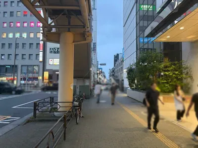朧月 （オボロヅキ）への道順 2／7：駅を背にして右に進みます。