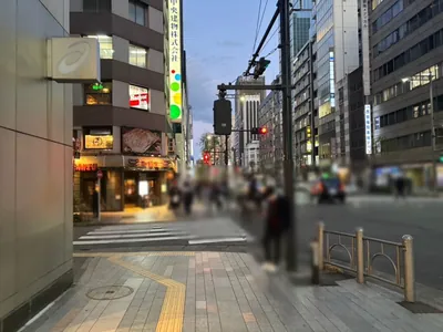 ラウンジへの道順 8／10：三つ目の信号機付交差点を渡って左折します。