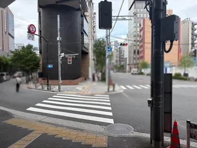 香坂 （コウサカ）への道順 6／9：信号機付の交差点を超えて直進します。