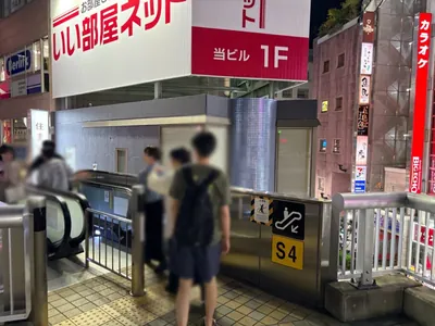 シックスエイトへの道順 3／9：突き当り左手のエスカレーターを下ります。