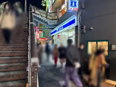 天 （テン）への道順 6／10：下りきったら歩道橋を左手に歩きます。