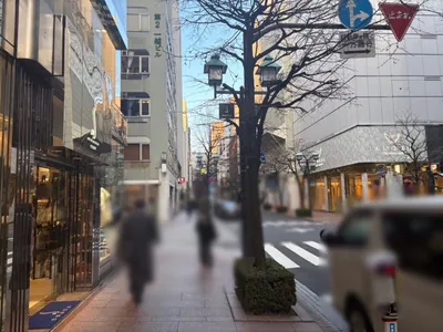 オルへの道順 10／11：直進を続けると十字路に出るので横断歩道を渡らずに左折します。