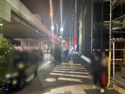 ハチカイへの道順 5／14：横断歩道を渡って右手の一つ目の路地を越えて直進を続けます。