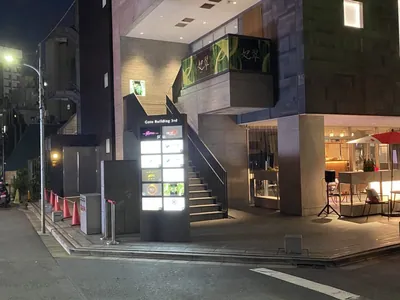 妃翠 (ヒスイ)への道順 5／5：右折をしたら十字路を越え直進すると右手に六本木妃翠の入るビルがあります。