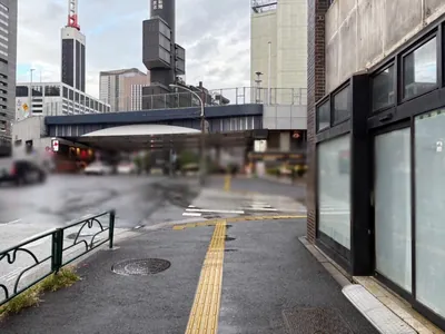 ロイヤルガーデンへの道順 3／10：右手の一つ目の路地を越えて直進を続けます。