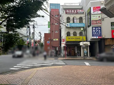 浦和　モダン （Club 杢檀）への道順 5／8：横断歩道を渡って直進を続けます。