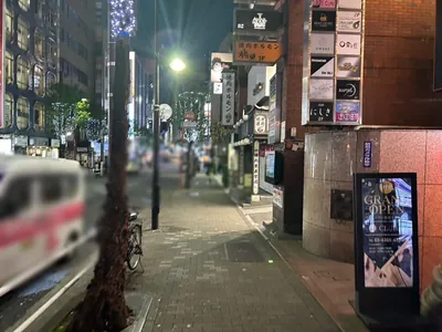 セレネへの道順 10／10：少し進むと右手に歌舞伎町セレネの入る「第2ウィザードセブン」があります。