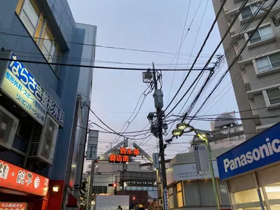 西永福　ステラへの道順 6／6：ずっと直進をすると正面に西永福商店街という看板が出てくるので手前の左手に西永福ステラが入る「MRビル」があります。