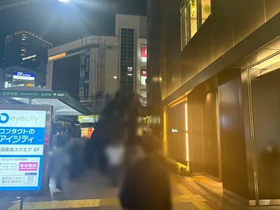 センスへの道順 2／11：駅を背中にして右へ進みます。