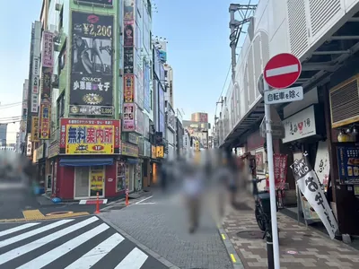 デイトナへの道順 3／5：一つ目路地を右折して、線路沿いを進みます。