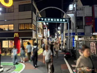 バリエンテへの道順 3／9：直進して、下北沢南口商店街へ入ります。