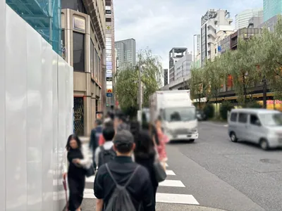 予詩 （ヨシ）への道順 6／10：横断歩道を渡って直進を続けます。