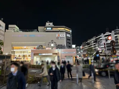 茜（アカネ）への道順 2／8：駅を背にして左手に進みます。