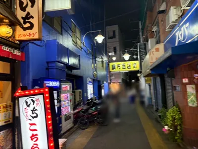 コンラッドへの道順 6／6：道路に突き当たる手前左手に調布コンラッドの入る「グランドスラムビル」があります。